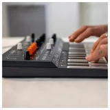 arturia-microfreak-syntezator-stacja-robocza-model-microfreak