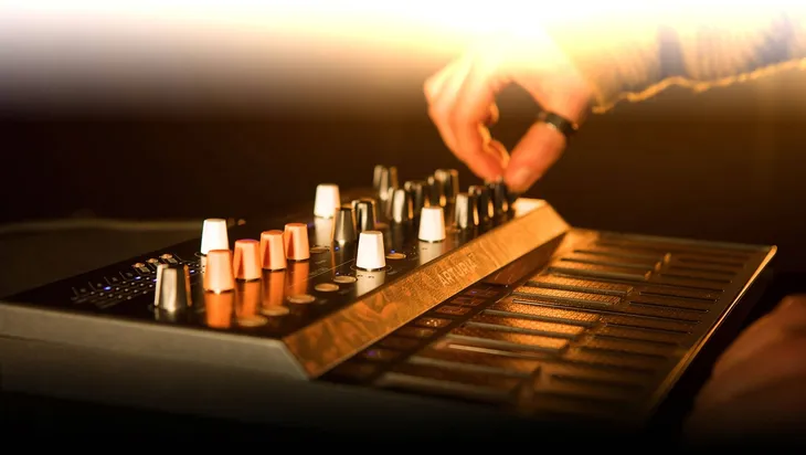 arturia-microfreak-syntezator-stacja-robocza-marka-arturia