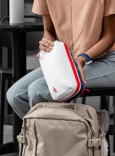 torba-saszetka-na-ramie-cabinzero-tech-pouch-25-l-cloud-nine-rodzaje-kieszonek-miejsce-na-klucze