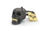 brelok-do-kluczy-metalmorphose-czaszka-z-karta-nazwa-koloru-producenta-black-gold