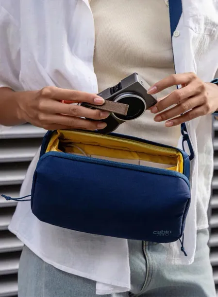 torba-saszetka-na-ramie-cabinzero-tech-pouch-25-l-blue-shimmer-glebokosc-produktu-8-cm