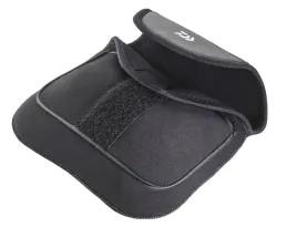 daiwa-pokrowiec-neoprenowy-na-kolowrotek-23x18cm