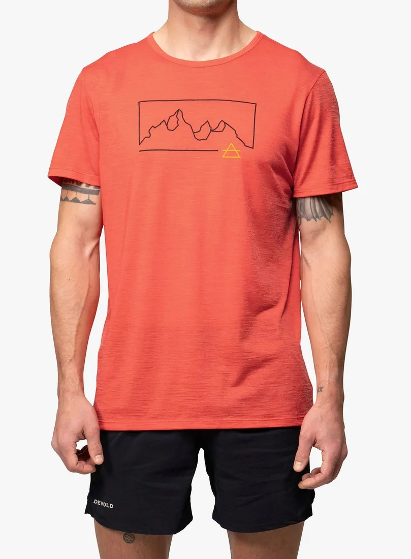 koszulka-z-nadrukiem-devold-active-outline-tee-cayenne-m
