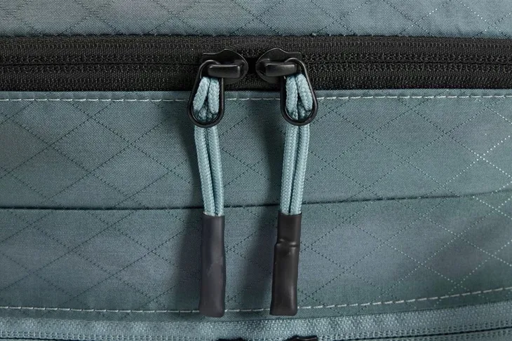 organizer-podrozny-thule-clean-dirty-packing-cube-pond-gray-kolor-niebieski