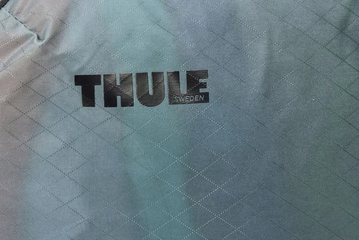 organizer-podrozny-thule-clean-dirty-packing-cube-pond-gray-marka-thule-zapiecie-zamek