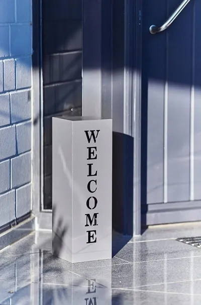 kolumna-ozdobna-dekoracja-do-ogrodu-wejscia-50-cm-napis-welcome-kolor-szary