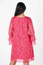 rozowa-klasyczna-sukienka-przed-kolano-dlugi-rekaw-dekolt-v