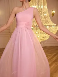 rozowa-maxi-koktajlowa-sukienka-siateczkowa-na-jedno-ramie