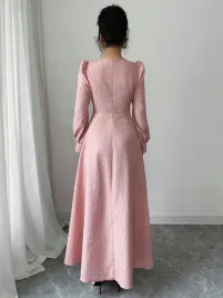 rozowa-sukienka-maxi-tekstura-okragly-dekolt-koronka-dlugi-rekaw