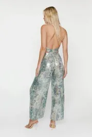 wielokolorowy-blyszczacy-dlugi-kombinezon-cekiny-wyciecia