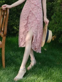 rozowa-sukienka-midi-na-ramiaczkach-wzor-kwiatowy-dekolt-okragly-shein-s