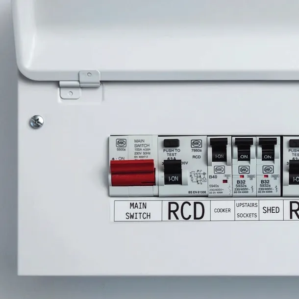 drukarka-etykiet-brother-p-touch-pt-e560btvp-2-tasmy-tze-bluetooth-walizka-kod-producenta-pte560btvpql1