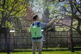 duzy-opryskiwacz-akumulatorowy-cisnieniowy-elektryczny-16-litrow-zestaw-zasilanie-akumulatorowe