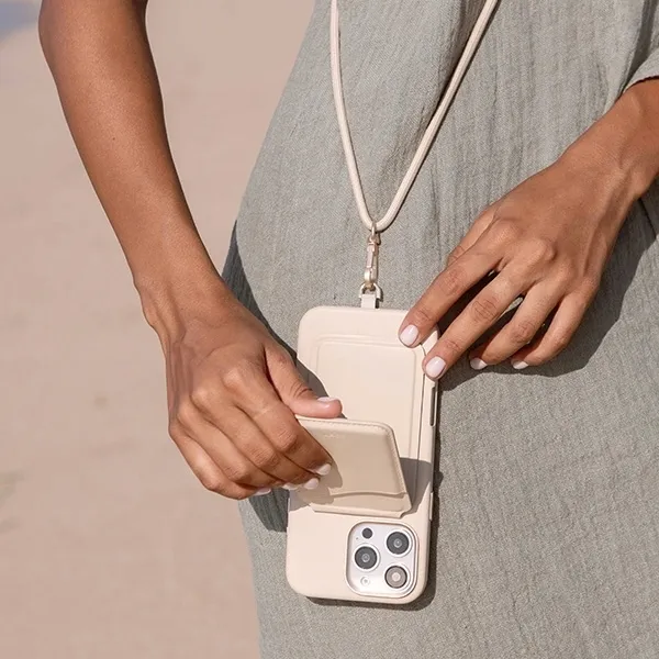 plecki-uniq-do-apple-iphone-16-pro-bezowy-zalaczone-wyposazenie-szmatka-do-czyszczenia