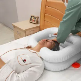 nadmuchiwana-umywalka-do-mycia-wlosow-dla-osob-przykutych-do-lozka-bialy