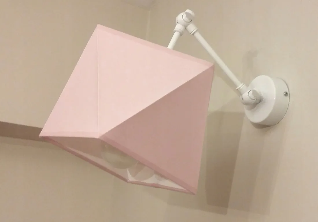 lampa-scienna-jasnociemno-e27-bialy