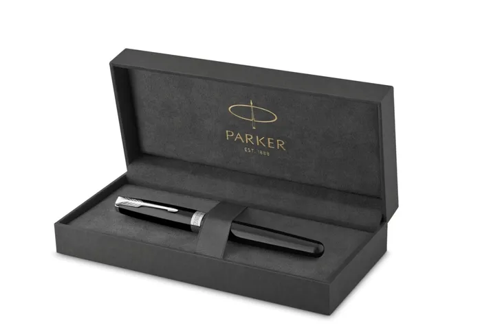 pioro-kulkowe-parker-sonnet-black-lacquer-ct-z-grawerem-kolor-dominujacy-piora-czarny