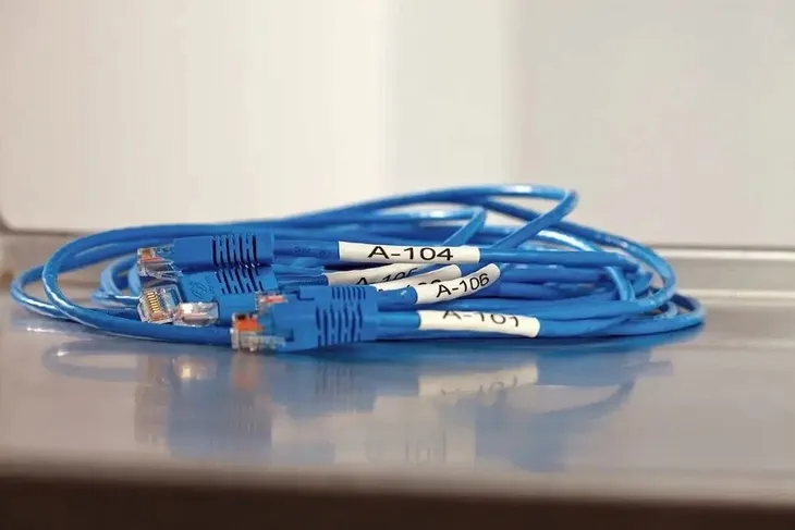 dymo-przemyslowe-winylowe-marka-dymo-material-papier