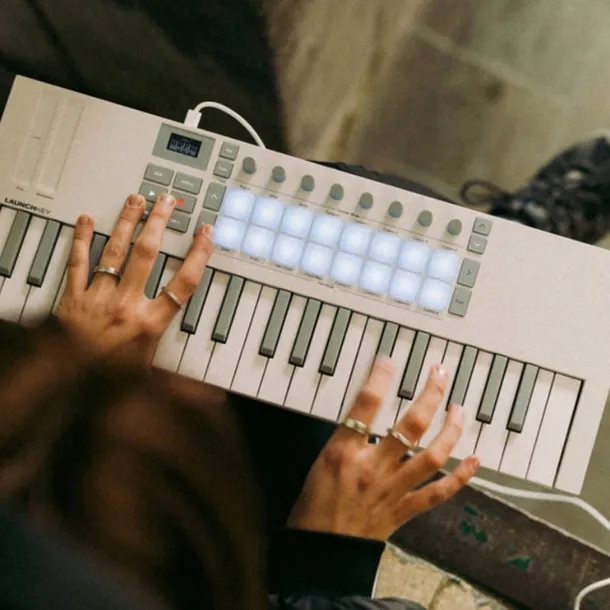 novation-launchkey-mini-37-mk4-white-klawiatura-sterujaca-kontroler-midi-kod-producenta-815301001751