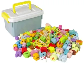 drewniane-klocki-koraliki-litery-liczby-nawlekanie