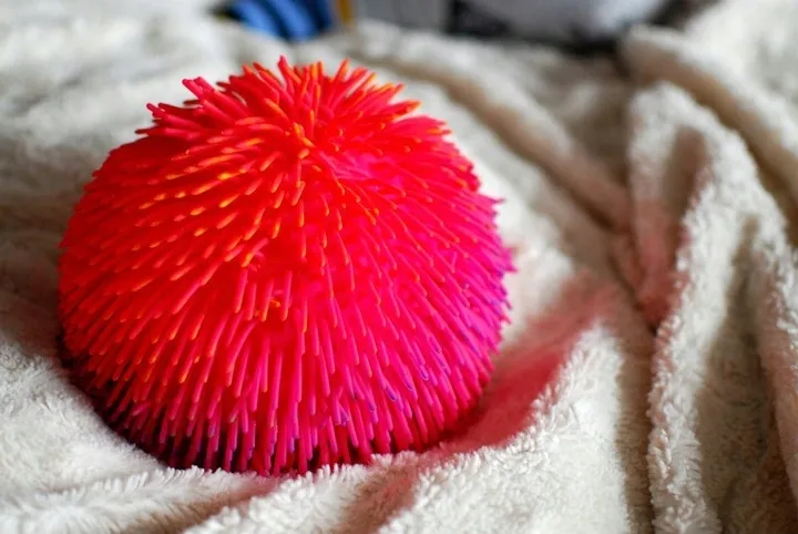 pilka-gumowe-czerwony