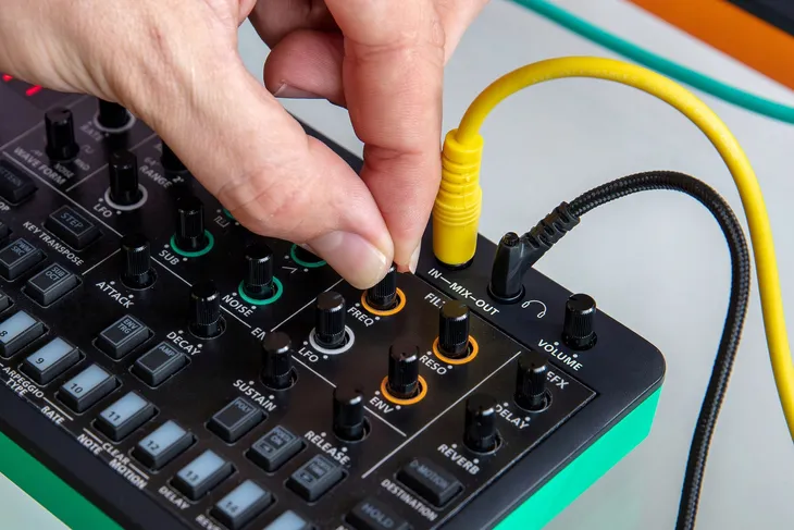 roland-s-1-tweak-synth-polifoniczny-syntezator-kieszonkowy-sekwencer-waga-z-opakowaniem-0-3-kg-kolor-czarny