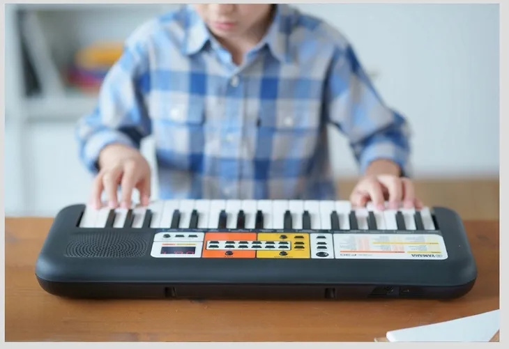 yamaha-pss-f30-mini-keyboard-dla-dziecka-syntezator-organki-dlugosc-kabla-1-m