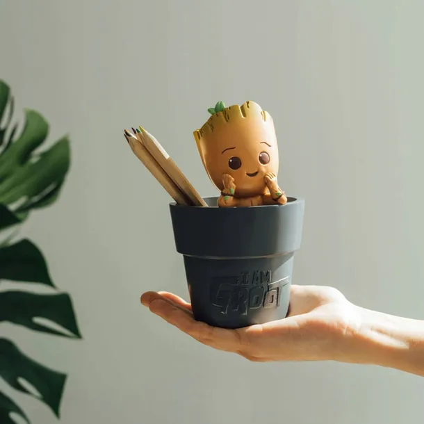 pojemnik-na-przybory-marvel-groot-w-doniczce-wysokosc-produktu-16-3-cm