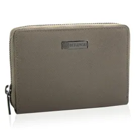 betlewski-portfel-skora-naturalna-bezowy-kobieta