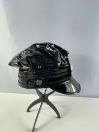 stroj-policjanta-dla-dzieci-z-kajdankami-i-czapka-pelen-zestaw-karnawal