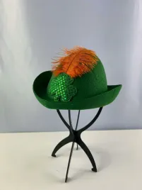 zielony-kapelusz-z-dekoracyjnym-piorem-oraz-koniczynka-karnawal-impreza