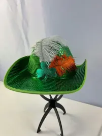 zielony-kapelusz-z-dekoracyjnymi-piorami-oraz-koniczynka-karnawal-impreza