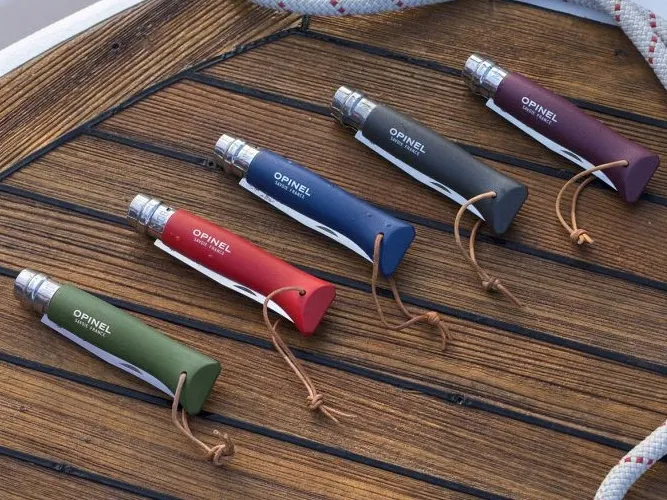 noz-opinel-colorama-08-inox-grab-brazowy-z-rzemieniem-material-rekojesci-drewno