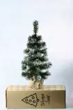 choinka-sztuczna-ozdobna-osniezona-zielona-z-szyszkami-na-biurko-65-cm-waga-z-opakowaniem-1-kg