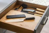 kitchenaid-noz-szefa-20cm-japonska-stal-kuta-z-oslonka-linia-gourmet-material-uchwytu-plastik