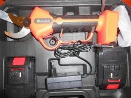 akumulatorowy-sekator-nozyce-do-galezi-30mm-mocny