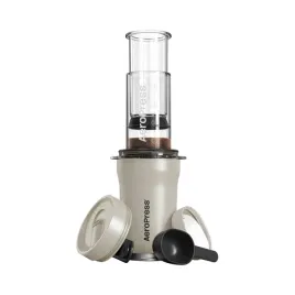 aeropress-go-plus-zaparzacz-do-kawy-z-kubkiem-termicznym-kremowy