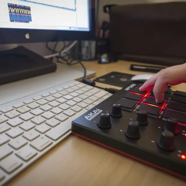 akai-mpd-218-kontroler-perkusyjny-usb-liczba-klawiszy-16