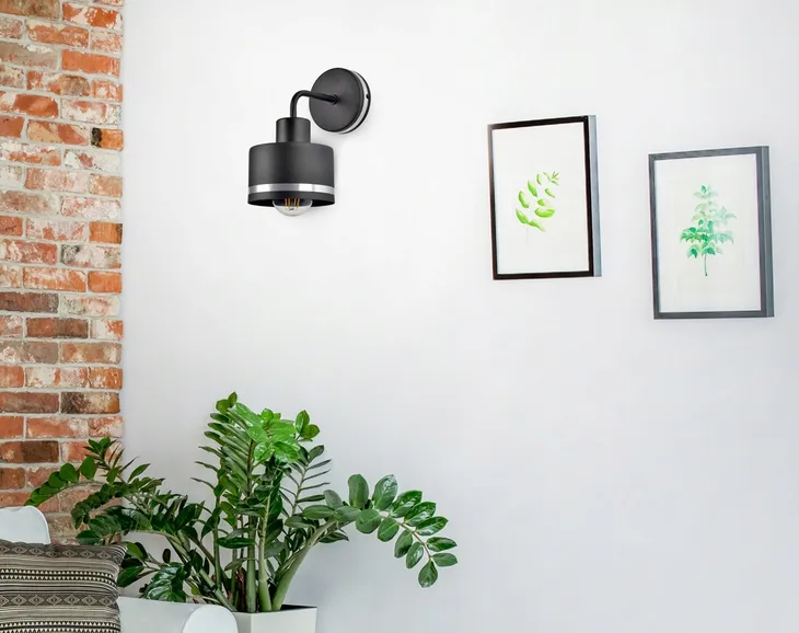 lampa-scienna-kinkiet-z-wlacznikiem-srebrne-pasy-material-dominujacy-metal