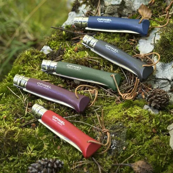 noz-turystyczny-opinel-material-rekojesci-drewno