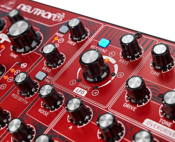 behringer-neutron-syntezator-semi-modularny-rodzaj-syntezator-model-neutron