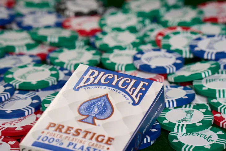 zestaw-100-zetonow-bicycle-8g-uniwersalny-zestaw-nazwa-premium-clay-poker-chips-100-8g-waga-z-opakowaniem-0-92-kg