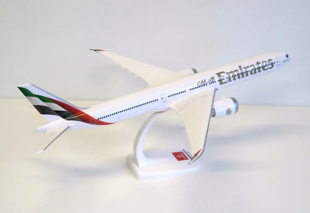 model-samolotu-boeing-777-9-emirates-1-200