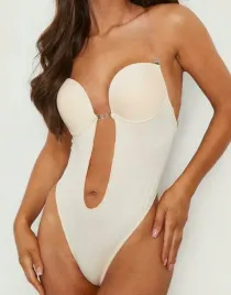 bezowe-body-modelujace-dopasowane-gladkie-stringi-wyciecie-boohoo-40