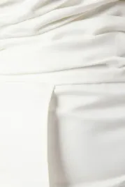 biala-klasyczna-gladka-suknia-slubna-odkryte-ramiona-asymetryczna