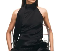 czarny-gladki-dopasowany-krotki-top-z-wiskozy-fredzle-zapinany-na-szyi-m