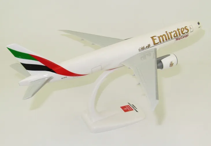 model-boeing-777f-sky-cargo-emirates-ppc-1-200-cena-model-model-samolotu-boeing-777-200-emirates-cargo-1-200
