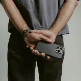 plecki-nomad-do-apple-iphone-16-pro-max-czarny-funkcje-ladowanie-indukcyjne