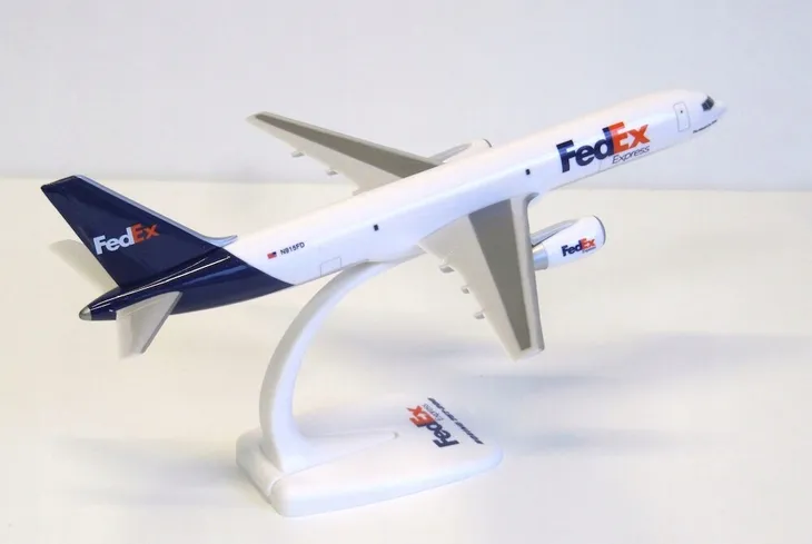 model-samolotu-boeing-757-200-fedex-1-200-marka-ppc-skala-skala-1-200