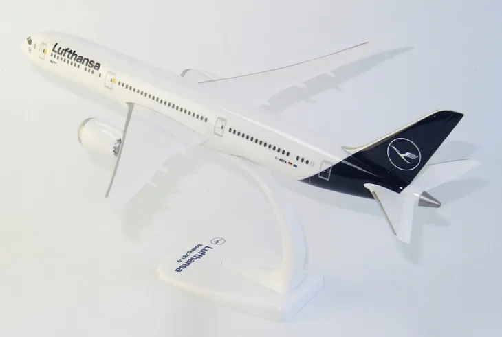 model-boeing-b-787-9-dreamliner-berlin-lufthansa-ppc-1-200-cena-model-model-samolotu-boeing-787-9-lufthansa-1-200-d-abpa